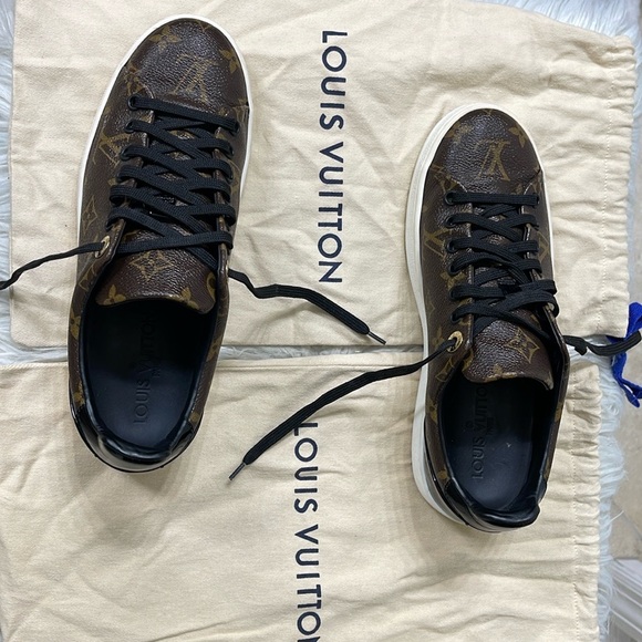 This stylish sneaker in Louis Vuitton's iconic patent Monogram. - Picture 2 of 5